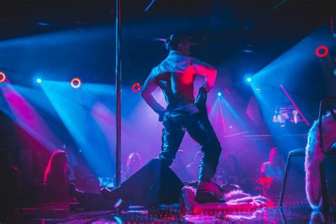 Gay Cams with Naked Men Performing Live Sex Shows .